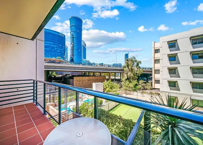Perth City & Pool View 2Bedroom-1 King Bd And 2 Single Bd