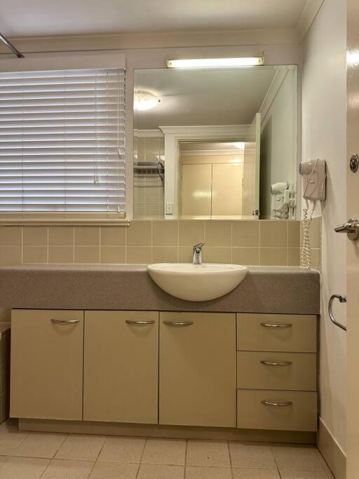 & Pool View 2bedroom-1 King Bd And 2 Single Bd *