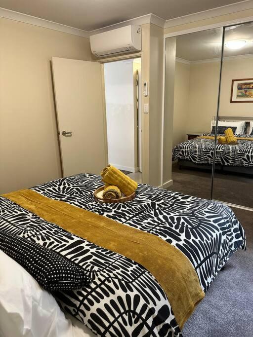 & Pool View 2bedroom-1 King Bd And 2 Single Bd *