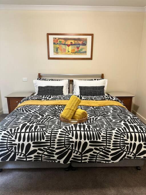 & Pool View 2bedroom-1 King Bd And 2 Single Bd Apartment *