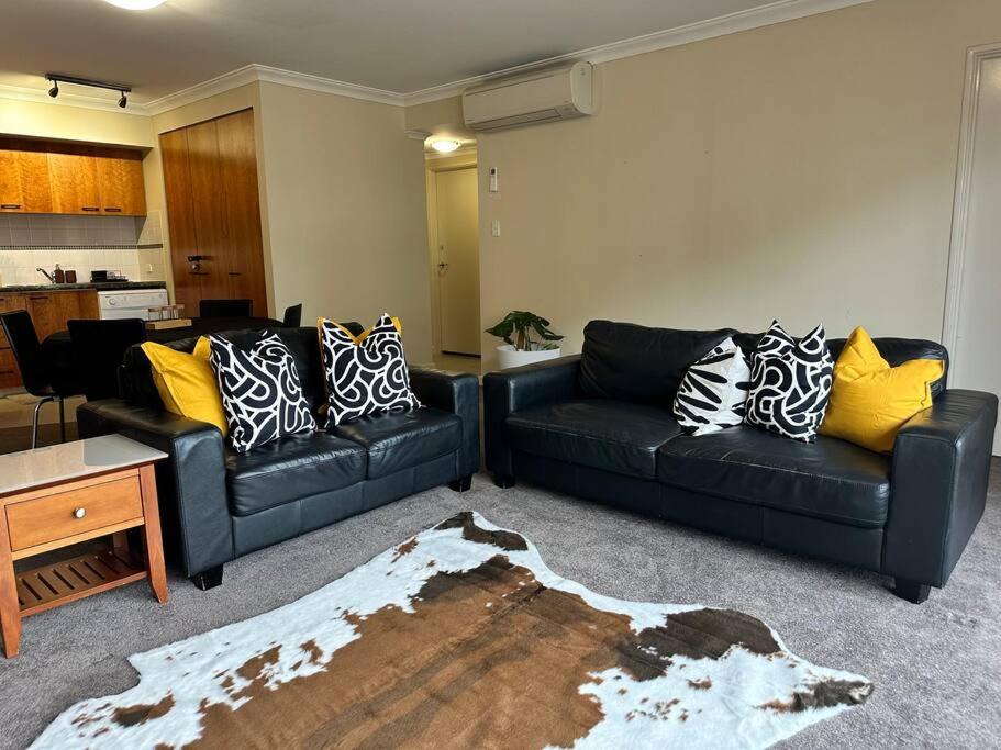& Pool View 2bedroom-1 King Bd And 2 Single Bd Apartment *