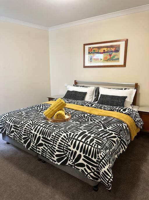 & Pool View 2bedroom-1 King Bd And 2 Single Bd Perth