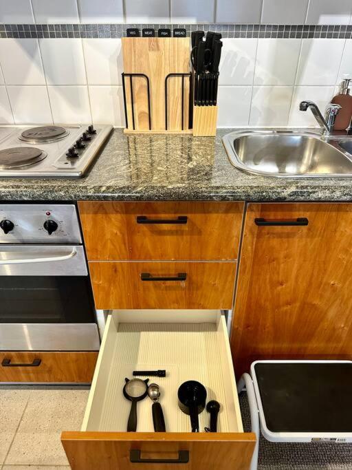 & Pool View 2bedroom-1 King Bd And 2 Single Bd Apartment Perth