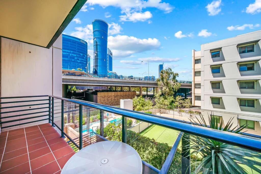 & Pool View 2bedroom-1 King Bd And 2 Single Bd Perth